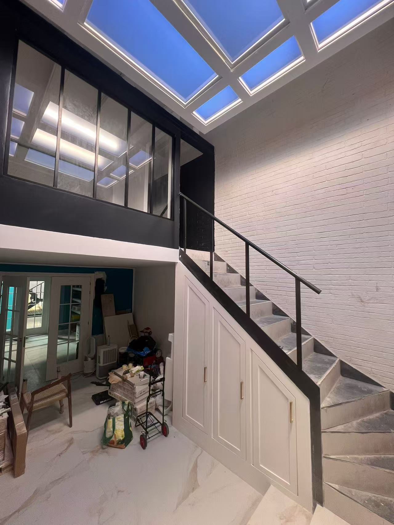 最新の企業ブログについて 人工のスカイライトが窓のない屋内空間をどのように変革するか