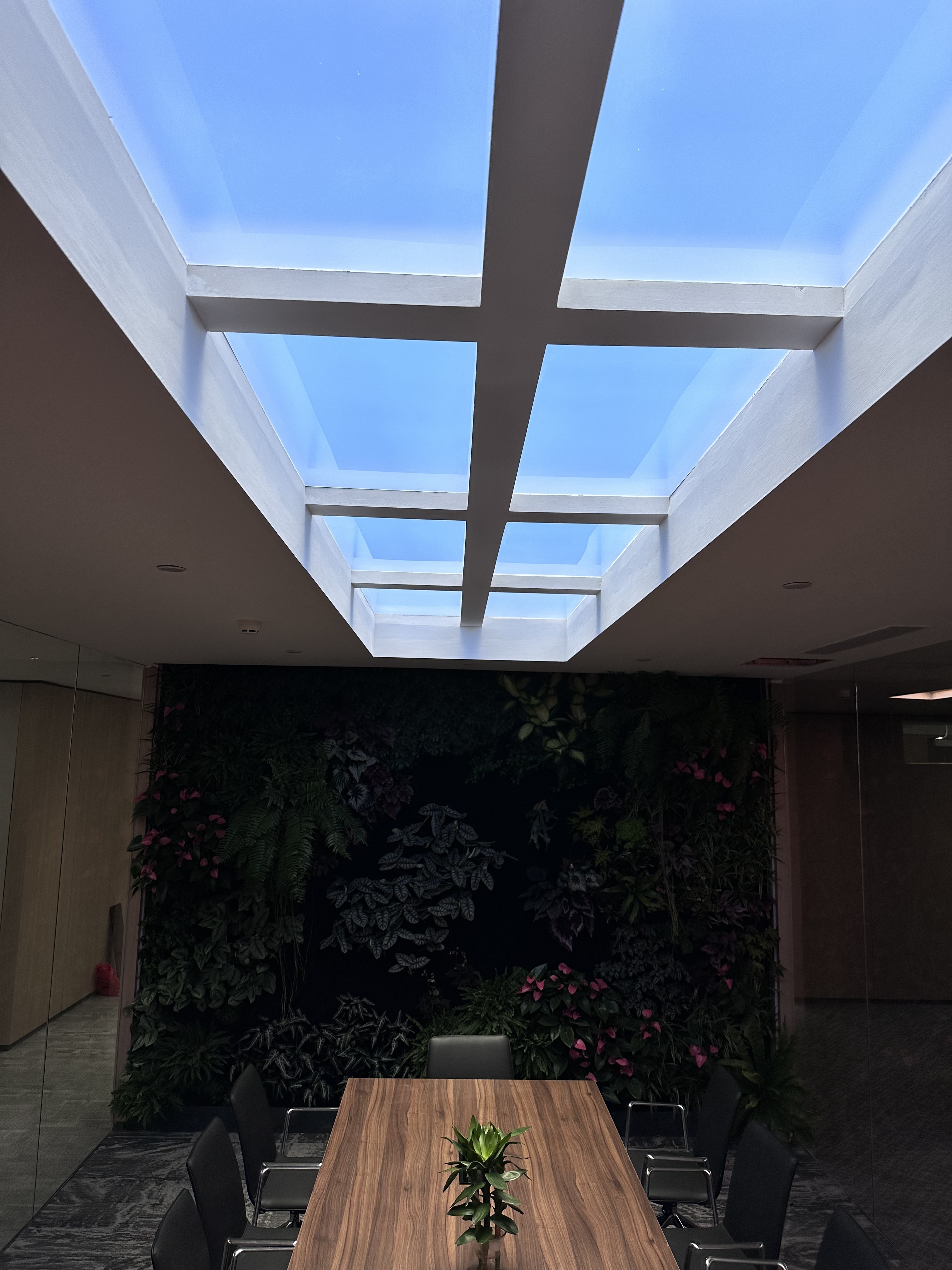 最新の企業ブログについて Why Rayleigh-Scattering Lights Are Different from Standard LED Panel Lights