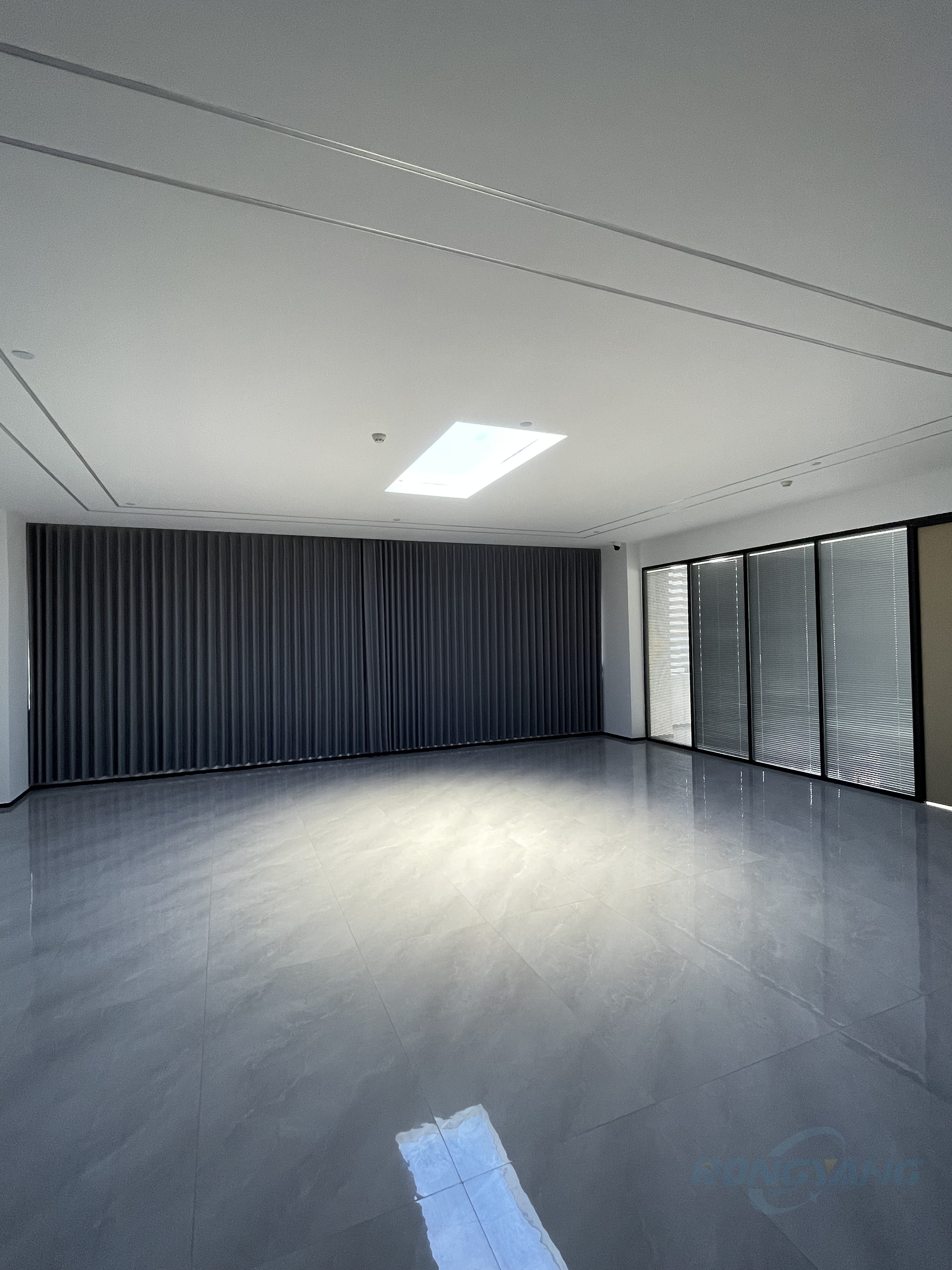 最新の企業ブログについて Skylights for Conference Rooms and Meeting Spaces